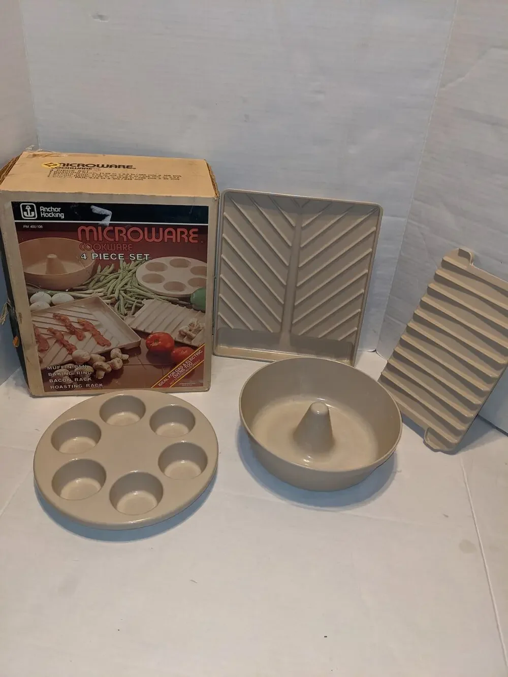 Anchor Hocking Microware 4 Piece Set NIB 192-01 Muffin Pan Baking Ring Roasting